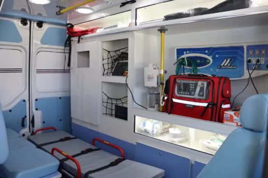 Ambulancia e equipe Gvitta